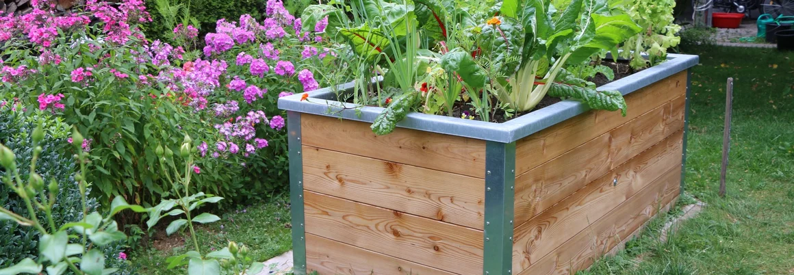 Holzbeet im Garten
